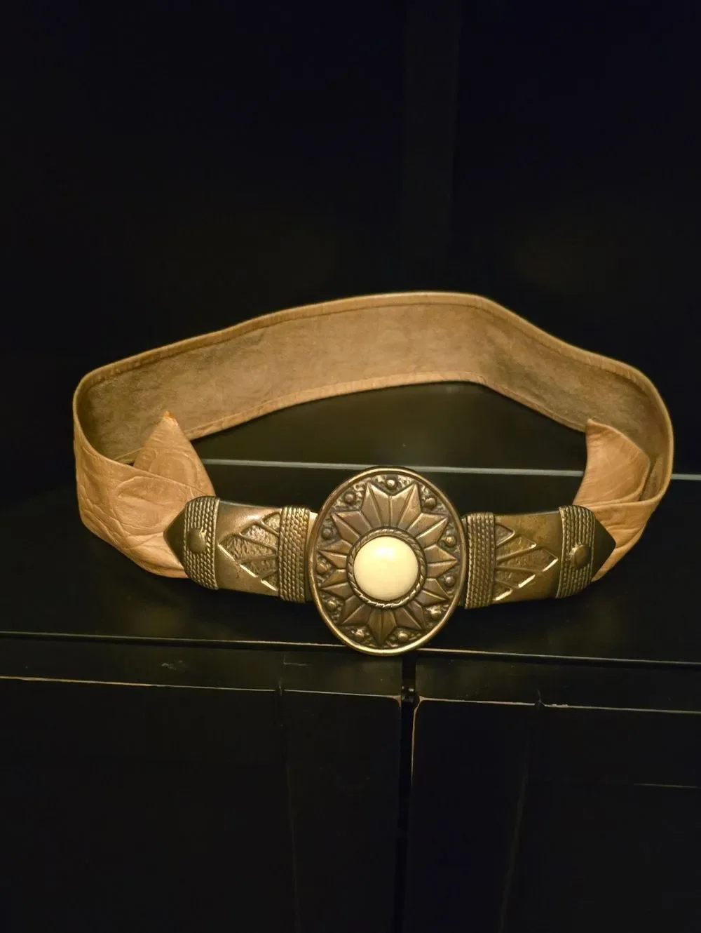 Vintage-Inspired Tan Leather Belt with Decorative Metal Medallion. Great Cond!